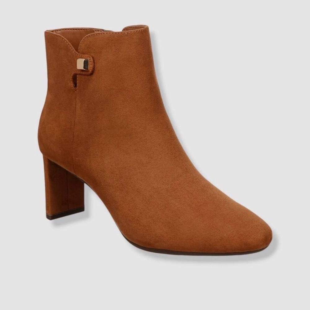 Alfani Women's Hardware Accent Padded Paam Almond Booties Size 9M NWOB